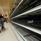 Sólo un par de paquetes permanecen en las estanterías de este supermercado de la cadena Waldbaums, donde las ventas se dispararon ante la posibilidad de no poder salir de casa.