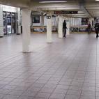 Dos agentes, en uno de los recorridos por el metro de Nueva York vacío.