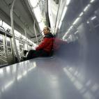 Un pasajero, en el tren número cuatro en Manhattan, Nueva York, viajando hacia el norte. Tiene el vagón para él solo, ya que miles de personas prefieren permanecer en sus casas, atrincherados por lo que pueda pasar