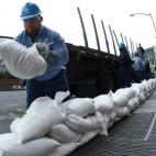 Trabajadores de la empresa Con Edison levantan barreras frente al agua. Cientos de empleados públicos y privados han sido movilizados para preparar la ciudad ante Sandy.