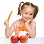 Antes de empezar los deberes, dale a tu hijo una merienda nutritiva. Aunque solo falte una hora para la cena, dale queso y crackers, una pieza de fruta, o verduras crudas con salsa. No le des nada dulce, porque el azúcar les da un chute de ener...