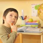 Busca un sitio con las mínimas distracciones posibles, como un despacho o la mesa de la cocina. Asegúrate que distracciones como la televisión, videojuegos, juguetes y otros juegos no estén en la escena. Una habitación tranquila es un sitio...