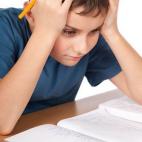 Si tu hijo se niega a hacer su tarea, pregúntale por qué. Hay una diferencia entre no querer hacerla y no ser capaz de hacerla. ¿Necesita ayuda extra en alguna asignatura? Si es el caso, prepárate para ponerte manos a la obra, o busca a algu...