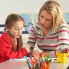 Si trabajas con tu hijo mientras hace su tarea, podréis hablar de los ejercicios, corregirlos al momento, elogiarle cuando lo haga bien, o animarle si tiende a dejar las cosas a dejar las cosas para otro momento a seguir trabajando para termina...