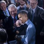 Obama besa un bebé en Atenas, Ohio