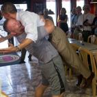 El presidente Barack Obama es recogido por Scott Van Duzer, propietario de Big Pizza Apple y Pasta Italian Restaurant, durante una visita al restaurante en Fort Pierce, Florida, 9 de septiembre de 2012, durante el segundo día de una gira en aut...