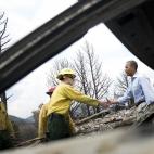 Obama, durante su visita a los incendios de Colorado.