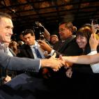 Romney saluda a los asistentes a un discurso en Florida.
