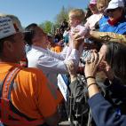 Todavía como uno de los contendientes de la nominación republicana, Mitt Romney ha saludado a la gente que acudió a uno de sus actos de campaña en Colorado.