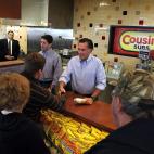 Mitt Romney regala sandwiches a sus simpatizantes en un local en Wisconsin.