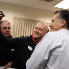 El candidato republicano mantiene cercanía con los voluntarios de su campaña. En la imagen se toma un fotografía con un voluntario de Wisconsin.