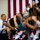 Barack Obama saluda a sus seguidores durante un acto de campaña en Canyon Springs High School en Las Vegas, Nevada
