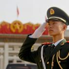 Un policía paramilitar saluda a los delegados que salen del Gran Palacio del Pueblo