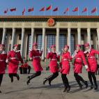 Un grupo de azafatas brinca en la apertura del Congreso del Partido Comunista de China a las puertas del Palacio del Pueblo