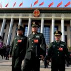 Algunos delegados militares abandonan el Palacio del Pueblo al terminar una de las sesiones del Congreso