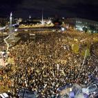 Gran número de personas en la plaza de Colón, donde ha finalizado la manifestación convocada por los sindicatos, que ha partido de la plaza de Cibeles de la capital.