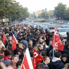 Agentes de la Policía Nacional intentan impedir que el Sindicato de Estudiantes corte la A-6, esta mañana durante la jornada de huelga general.
