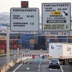 Varias de las entradas de mercancías del Puerto de Bilbao permanecen cerradas hoy durante la convocatoria de huelga general.