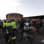 Un numeroso grupo de ciclistas frente a la estación de Atocha, en Madrid, durante la jornada de huelga general que vive hoy el país convocada por CCOO, UGT, USO, CGT y STES-Intersindical.
