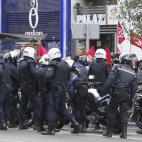 Agentes de Policía y piquetes informativos en la Gran Vía de Madrid.