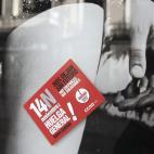 Pegatina pegado en el escaparate de un comercio en la calle de Preciados, en Madrid.