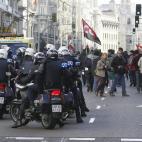 Agentes de Policía y piquetes informativos en la Gran Vía de Madrid.