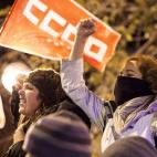 Dos mujeres protestan en Madrid.