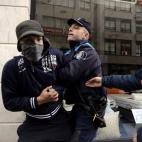Un policía local reduce a un joven integrante de un piquete informativo, durante la jornada de huelga general.