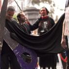 Un grupo de personas disfrazadas durante la manifestación convocada hoy en Las Palmas por la veintena de sindicatos que secundan en Canarias el llamamiento a la huelga general.