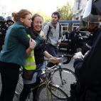 Agentes de la Policía Nacional piden la documentación a dos ciclistas, componentes de los manifestantes que circulan a dos ruedas por la capital desde primera hora de la mañana con el objetivo de ralentizar el tráfico por el centro de ciudad...