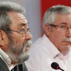Los secretarios generales de UGT, Cándido Méndez (i), y de CCOO, Ignacio Fernández Toxo, durante la rueda de prensa que han ofrecido hoy para valorar la jornada de huelga general