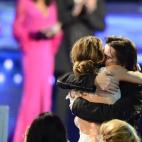 Abrazando a su mujer, Karen Martínez, al ganar el Grammy al mejor álbum en la decimotercera edición de los Premios Grammy Latino.