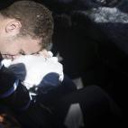 Jihad Misharawi, periodista de la BBC árabe, sostiene en sus brazos el cuerpo sin vida de su hijo de tan solo 11 meses de edad, asesinado en el último ataque de Israel en Gaza.