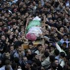 Miles de palestinos asistieron al entierro de Ahmed Yabari, comandante del brazo armado de Hamás en Gaza, las Brigadas de Ezedín Al Kasem, asesinado ayer por Israel en un ataque