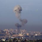 Una nube de humo sobre el cielo de la franja de Gaza vista desde el sur de Israel