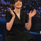 ¡Zooey Deschanel! En febrero de 2010, Selena compartió una foto de la actriz de New Girl y tuiteó: "Mi actual girl crush... Bueno, nunca había tenido uno antes, así que ella es la primera. #Twirly #Newgirl !!!!! http://instagr.am/p/HNi5d...