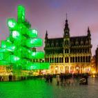 Tradicionalmente era un pino de unos 20 metros lo que se solía instalar en la Grand Place de la ciudad. Este año se ha sustituído por una construcción de 25 metros de cubos de luces.