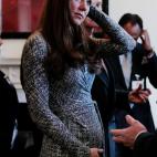 No es fácil pillarla enseñando barriguita porque casi siempre lleva las manos entrelazadas a esa altura.