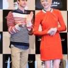 Aún en Tokio, Stone con modelazo un poco mod. Gardfield, de consorte.