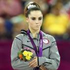 El mal perder de esta gimnasta la convirtió en toda una sensación de internet con bromas sobre lo difícil que sería impresionar a esta joven. Cuando se le pasó el cabreo por quedarse sin el oro se sumó a las bromas, se imitó a sí misma e...