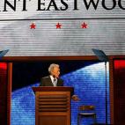 El cineasta hizo campaña por Romney y se mofó de Obama hablando con una silla vacía como crítica a su presidencia. Casi mejor que este momento surrealista fueron las bromas que lo siguieron y la respuesta de Obama, con foto y mensaje: "La si...