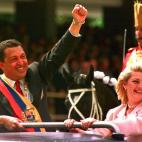 En 1999, al lado de su exesposa María Isabel en su primer día de Gobierno