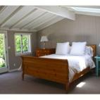 El actor quiere vender esta propiedad, que ha tenido un tiempo en alquiler a 55.000 euros al mes. Son dos casas: una, de cuatro habitaciones, frente al mar. La otra es para invitados, con dos habitaciones.