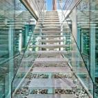 Ubicada en el barrio de Soho, la cantante había recomprado esta propiedad a Lenny Kravitz. Con 600 metros cuadrados, el piso tiene 5 cuartos, 4 baños y un solarium. Esta escalera lleva a una segunda planta.