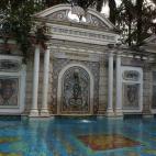 También conocida como Mansión Versace, la casa del creador italiano tiene 10 habitaciones, 11 baños, un jardín y una piscina decorada con mosaicos.