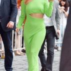 Para ser Lady Gaga, este traje, que lució en Taipei (Taiwan) en mayo, no es nada llamativo, pero también tiene una de esas ventilaciones poco habituales.