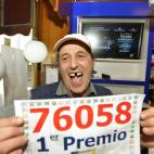 Un punto mixto de lotería, situado en el número 15 de la Plaza José León de Baeza (Jaén), ha vendido por terminal un décimo del número 76.058, agraciado con el Gordo de la lotería de Navidad. En la foto Francisco Castaño, padre de la re...