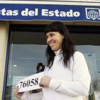 La lotera Nieves, de la administración 21 del barrio Puente Ladrillo, de Salamanca confirmaba esta mañana a los medios de comunicación que había vendido el Gordo por máquina, en concreto un décimo, aunque por un error informático no era a...