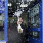 Alegría en la administración número 12 de Alcalá de Henares, localidad madrileña en la que se han repartido un total de 130 series del primer premio de la Lotería de Navidad, que ha recaído en el número 76.058. EFE/JuanJo Martín