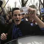Un joven muestra un décimo del número 76.058 que ha sido agraciado con el primer premio de la Lotería de Navidad, vendido en la administración número 12 de Alcalá de Henares, localidad madrileña en la que se han repartido un total de 130 ...